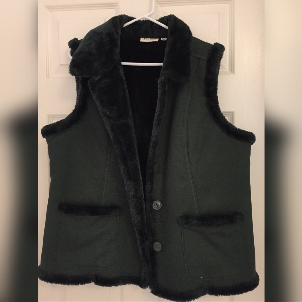 Black vest with faux fur
